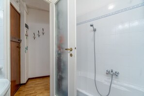 Shower, hair dryer, bidet, towels - GuestHost - Comfortable apartment of approximately 65 m2 that can accommodate up to 4 guests, located inside the Casale park, the sea, the Castle and the historic center of Rapallo can be easily reachable on foot.Adjacent to the hills and 1 km walk from  (Rapallo)