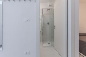 Chuveiro, secador de cabelo, bidê, toalhas de banho