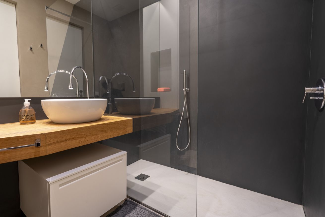 Bruser, hårtørrer, bidet, håndklæder
