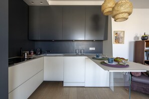 Frigorifero, forno, piano cottura, lavastoviglie