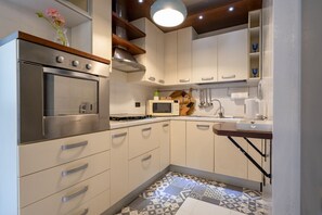 Fridge, oven, stovetop, cookware/dishes/utensils