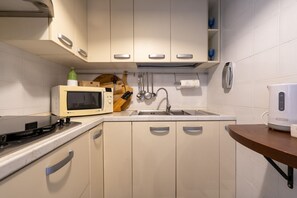 Geladeira, fogão, cooktop, talheres/pratos/utensílios de cozinha