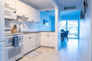 Kylskåp, mikrovågsugn, ugn och spishäll