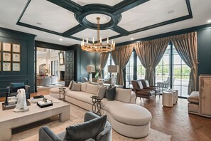 Télévision, cheminée, table de tennis de table