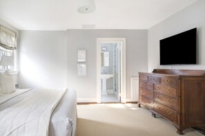 3 bedrooms, desk, iron/ironing board, free WiFi - Rugby Retreat | 3 bd, 2.5 ba | Heart of UVA Grounds (Charlottesville)