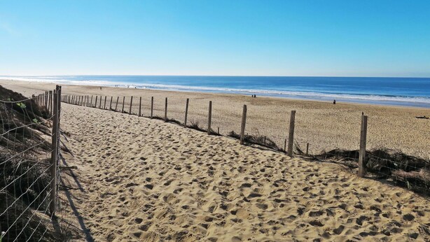 A sandy beach with a wooden fence and a clear blue sky. - Stunning private villa for 6 guests with WIFI, TV and pets allowed (Le Porge)