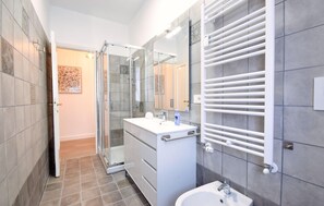 Shower, hair dryer - 1 bedroom amazing apartment in Recco (Recco)