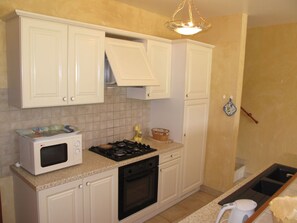 Microwave, oven, dishwasher - Beautiful private villa for 4 guests with TV, patio and pets allowed (Réauville)