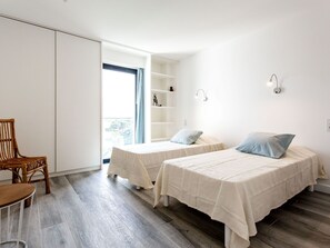 2 bedrooms, travel cot, free WiFi, bed sheets