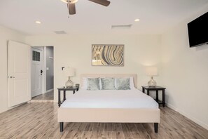A bedroom with a large bed, two bedside tables with lamps, a ceiling fan, and a wall-mounted TV. - Spacious & Comfortable w/Prime Location Sleeps 12 (Scottsdale)