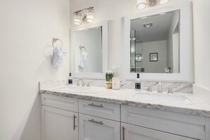 Douche, sèche-cheveux, serviettes fournies