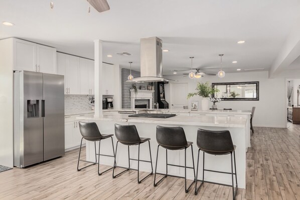 Refrigerador, microondas, horno, placa de cocina