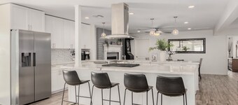 Spacious & Comfortable w/Prime Location Sleeps 12