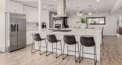 Spacious & Comfortable w/Prime Location Sleeps 12