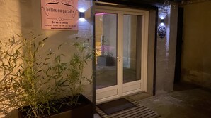 En byggnadsentré med en skylt som visar texten ”bulles du paradis love room” och siffran ”48” på väggen.