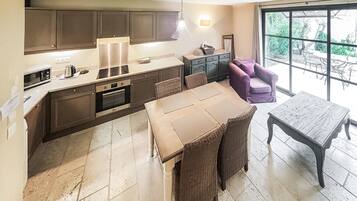 Frigorifero, forno, piano cottura, lavastoviglie