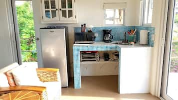 Habitación romántica | Cocina privada | Nevera en la zona común, microondas, cafetera o tetera y tostadora