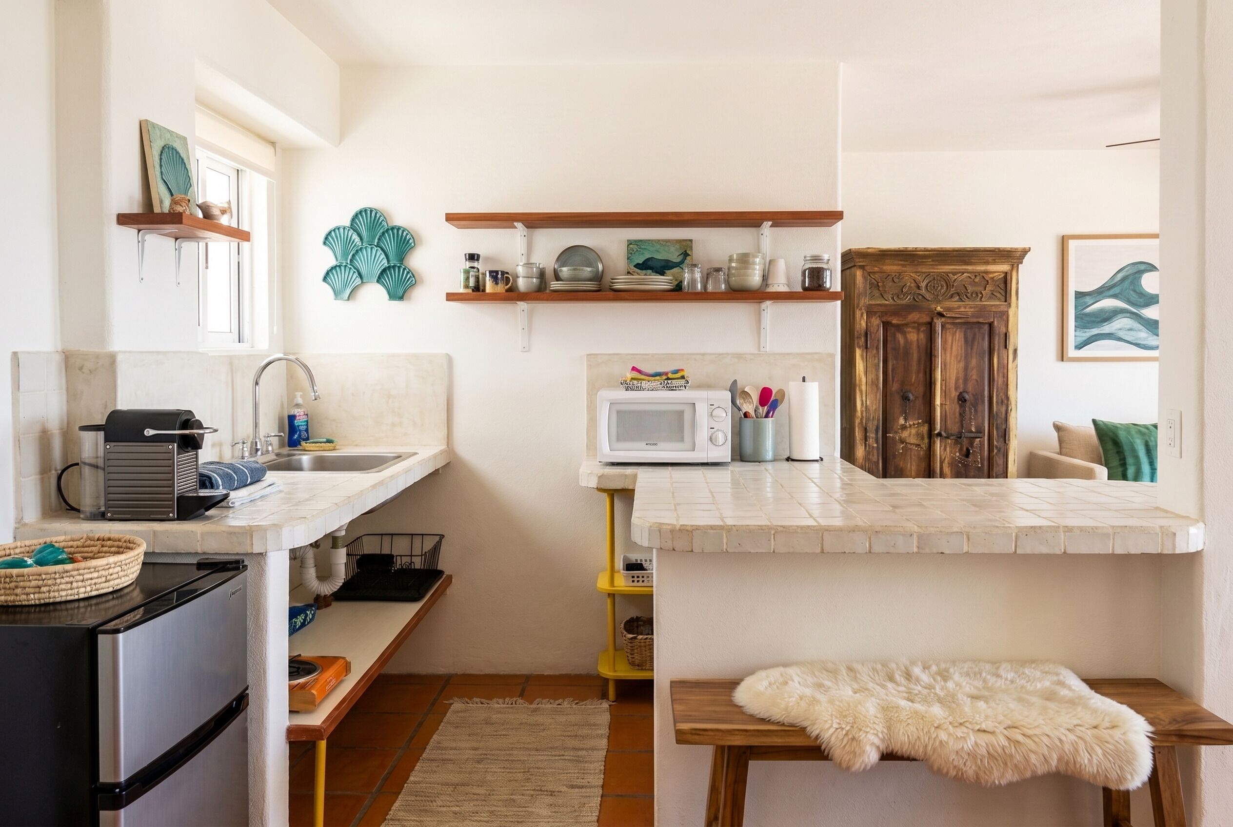 Suite Premium, patio, vistas parciales al mar | Cocina privada | Cafetera o tetera, nevera en la zona común, microondas y tostadora