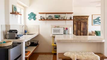 Suite Premium, patio, vistas parciales al mar | Cocina privada | Cafetera o tetera, nevera en la zona común, microondas y tostadora