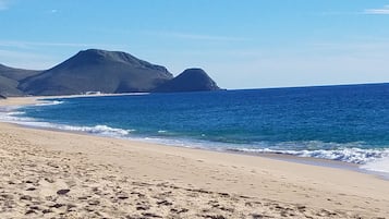 På stranden, parasoller, badehåndklæder