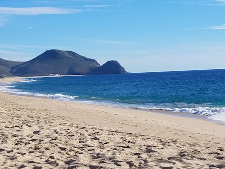 En la playa, sombrillas, toallas de playa