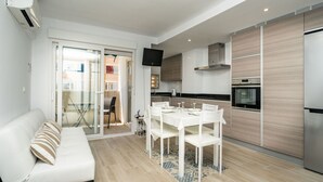 Eine moderne Wohnung mit Wohnzimmer, Essbereich und Küche.