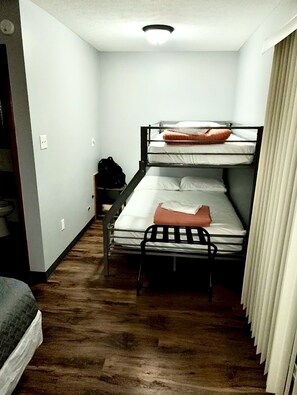 1 bedroom, WiFi - The Weekender Unit #4 (Geneva-on-the-Lake)