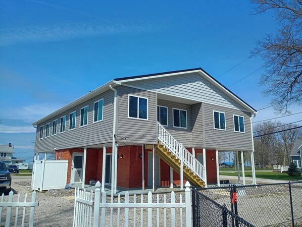 Exterior - The Weekender Unit #5 (Geneva-on-the-Lake)