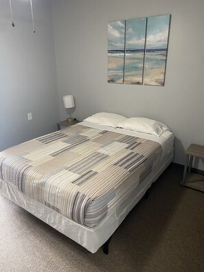 1 bedroom, WiFi, bed sheets - The Weekender Unit #7 (Geneva-on-the-Lake)