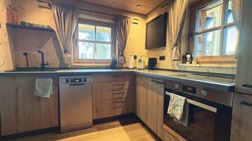 Kühlschrank, Ofen, Wasserkocher mit Kaffee-/Teezubehör, Wasserkocher