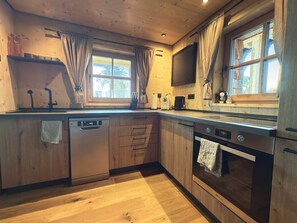 Fridge, oven, coffee/tea maker, electric kettle