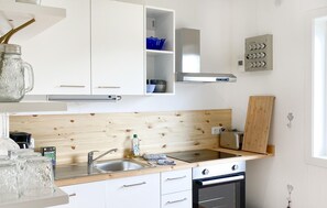 Réfrigérateur, four à micro-ondes, surface de cuisson, lave-vaisselle