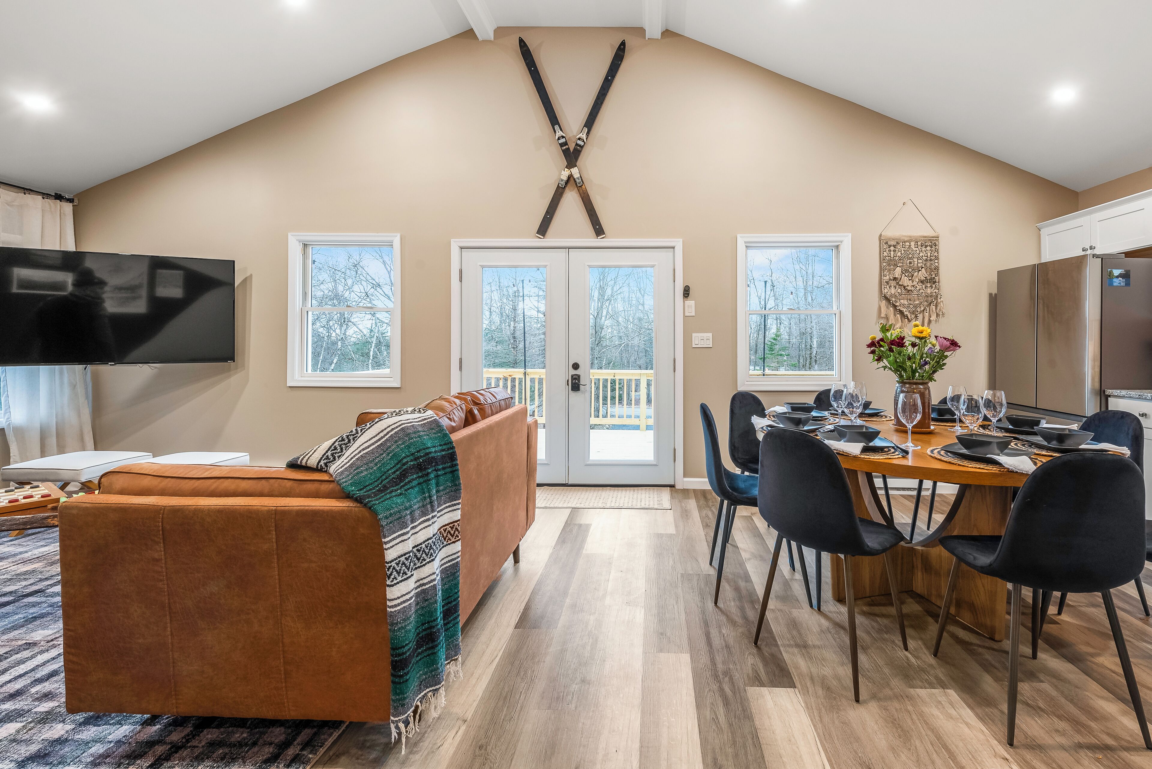 Een smart-tv, een open haard, videogames en een tafeltennistafel