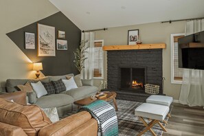 Smart-TV, Kamin, Videospiele, Tischtennisplatte