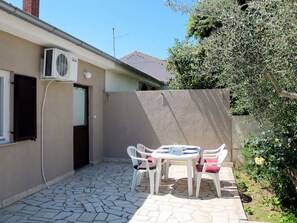 Property grounds - Cosy apartment for 4 people with A/C, WIFI, TV and terrace (Medulin)