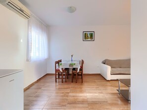 Dining - Cosy apartment for 4 people with A/C, WIFI, TV and terrace (Medulin)