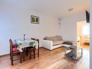 TV - Cosy apartment for 4 people with A/C, WIFI, TV and terrace (Medulin)