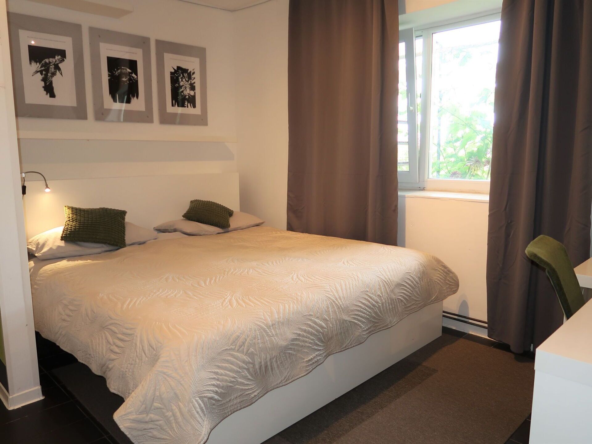 Propiedad, Mueble, Comodidad, Madera, Sombra, Textil, Marco De La Cama, Arquitectura, Ventana, Diseño De Interiores