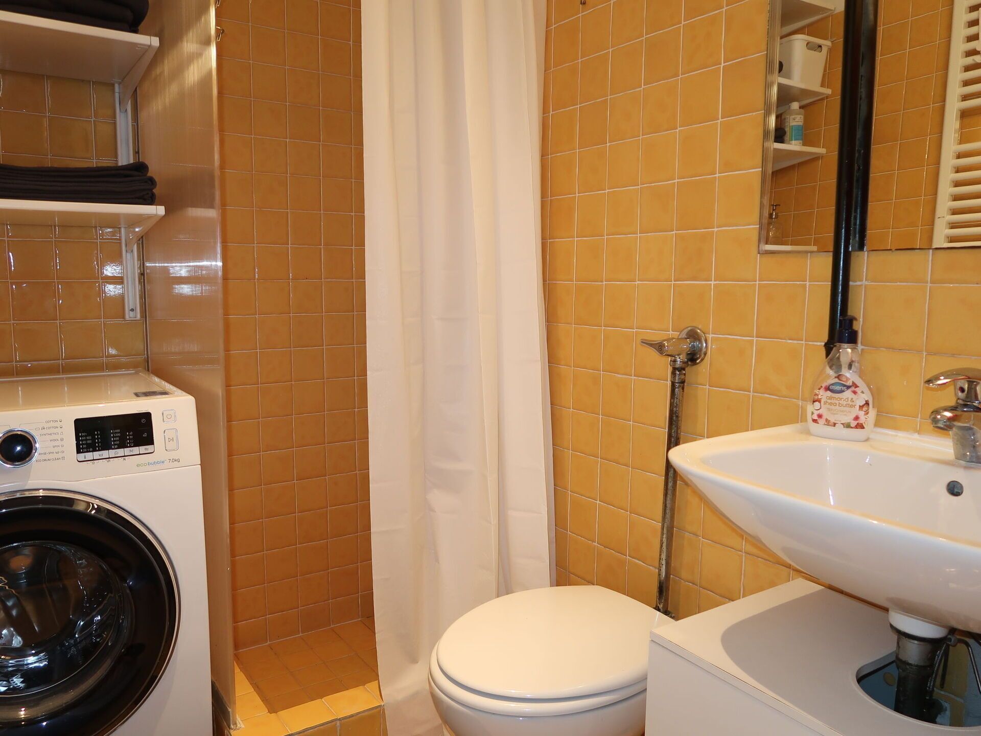 Bruin, Wasruimte, Eigendom, Loodgieterswerkinrichting, Badkamer, Purper, Wasmachine, Wasdroger, Kraan, Interieur Ontwerp