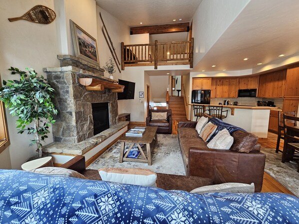 TV, fireplace - Pool & Hot Tub - Ski Shuttle - Garage (Steamboat Springs)