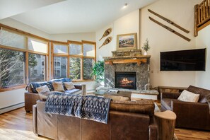 TV, fireplace - Pool & Hot Tub - Ski Shuttle - Garage (Steamboat Springs)