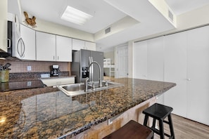 Coffee/tea maker, fridge, microwave, oven - Four Winds 402 (Orange Beach)
