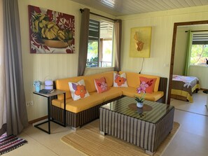 Bungalow | Oppholdsområde | Flatskjerm-TV