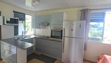 Bangalô | Cozinha privada | Geladeira, micro-ondas, fogão, cooktop