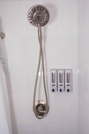 Een douche, een haardroger, handdoeken, zeep