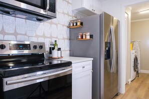 Fridge, microwave, oven, stovetop - Cozy house  less than 10 away from Busch Gardens, Tampa Zoo and Adventure Island (Tampa)