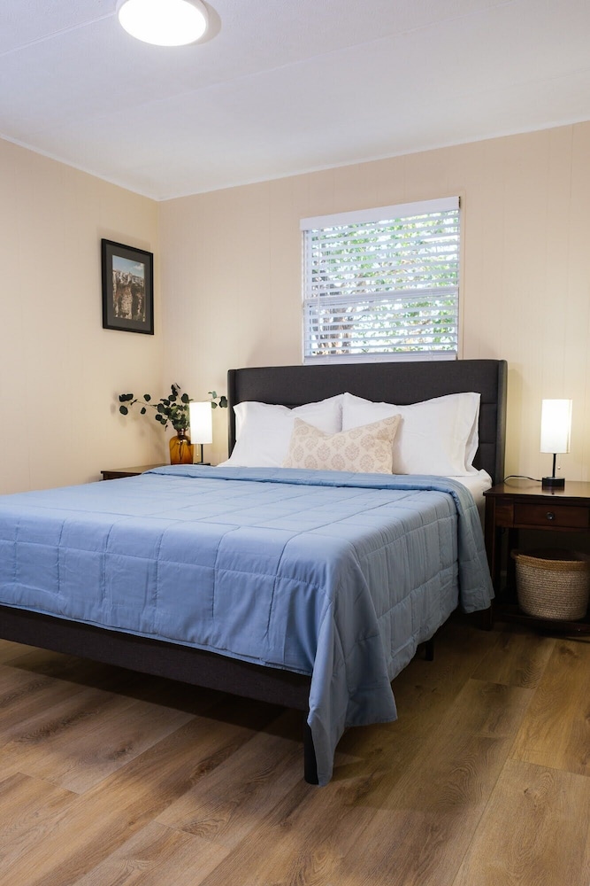 Cozy house less than 10 away from Busch Gardens, Tampa Zoo and