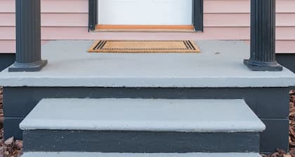 Cozy house less than 10 away from Busch Gardens, Tampa Zoo and Adventure Island