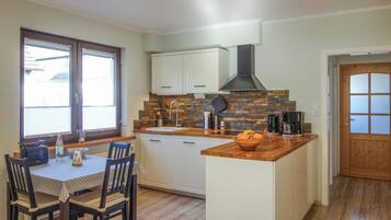 Wasserkocher mit Kaffee-/Teezubehör, Kühlschrank, Mikrowelle, Herdplatte
