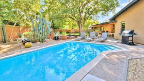 A heated pool - Spacious Group Stay | 4BR, Dual En-suites & Perfect Location Near Old Town (Scottsdale)